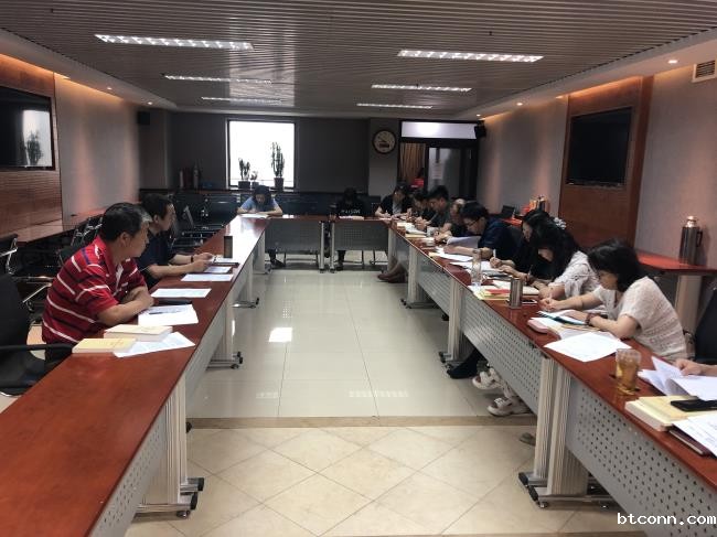 必威平台网址党总支举行理论学习中心组（扩大）学习